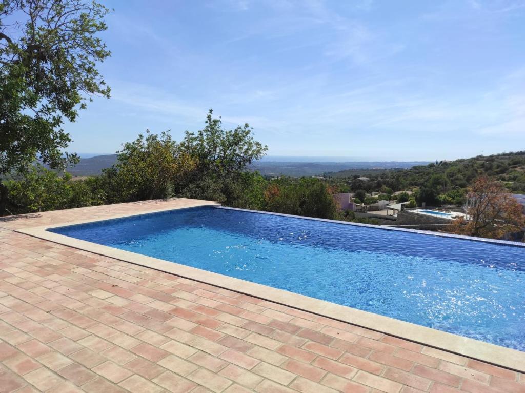 - une piscine au-dessus d'une maison avec vue dans l'établissement Loulé - Poço Geraldo, à Loulé