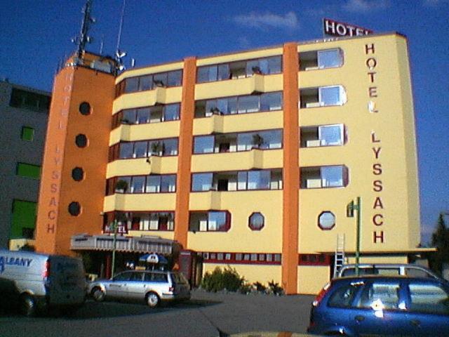 un hôtel avec des voitures garées devant lui dans l'établissement Hotel Lyssach, à Lyssach