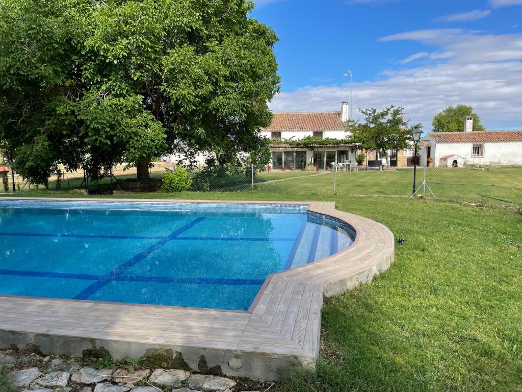 una piscina en un patio con una casa en Los Manantiales Casa Rural, en Alcaraz