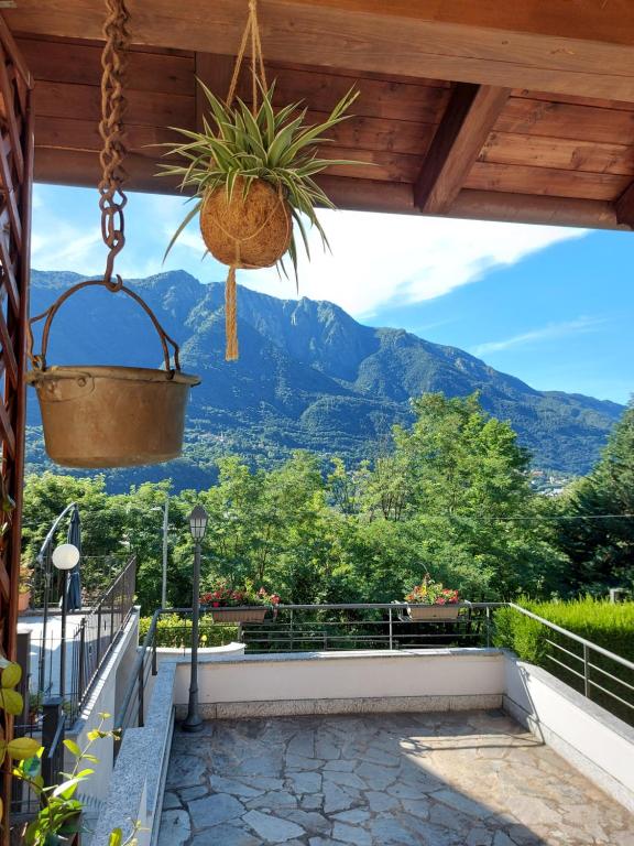 Aussicht von der Veranda eines Hauses mit Topfpflanze in der Unterkunft Casa Vacanza il Glicine in Casale Corte Cerro