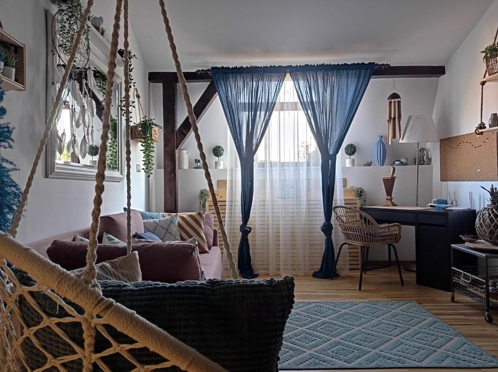 Khu vực ghế ngồi tại Urban Zen Den 2 Room Condo
