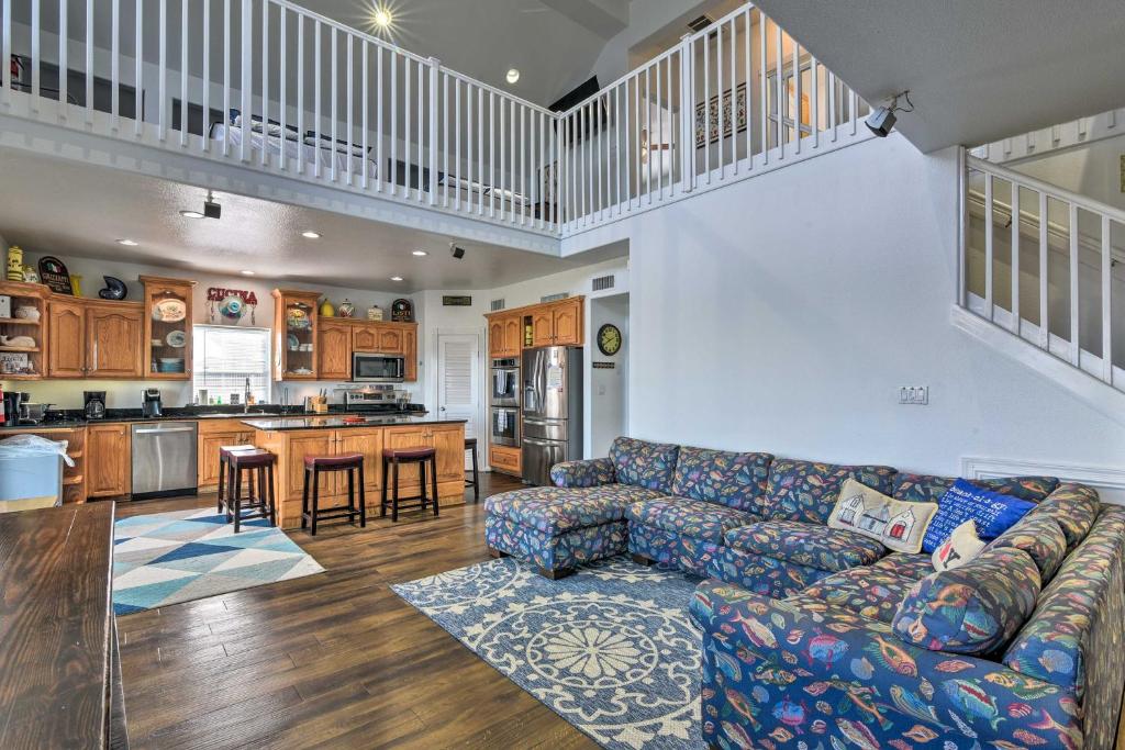 een woonkamer met een bank en een keuken bij Galveston Island Home with Bayfront Fishing Pier! in Galveston