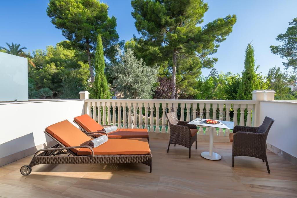 A balcony or terrace at Barceló la Nucía Hills