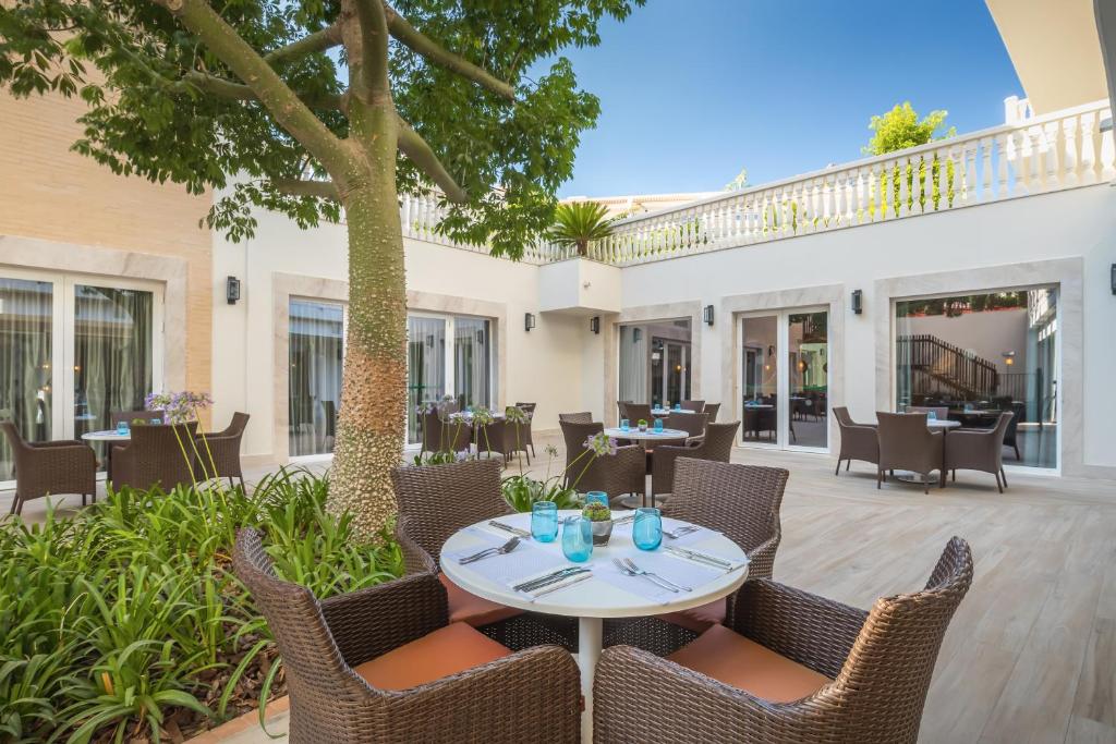 A seating area at Barceló la Nucía Hills