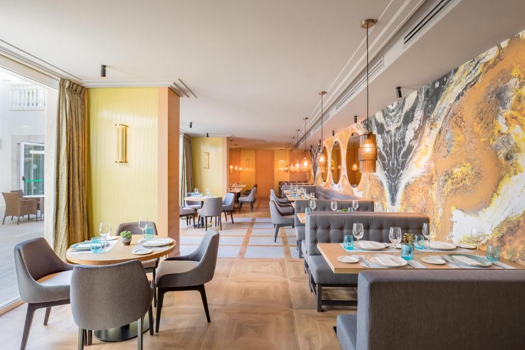 A seating area at Barceló la Nucía Hills