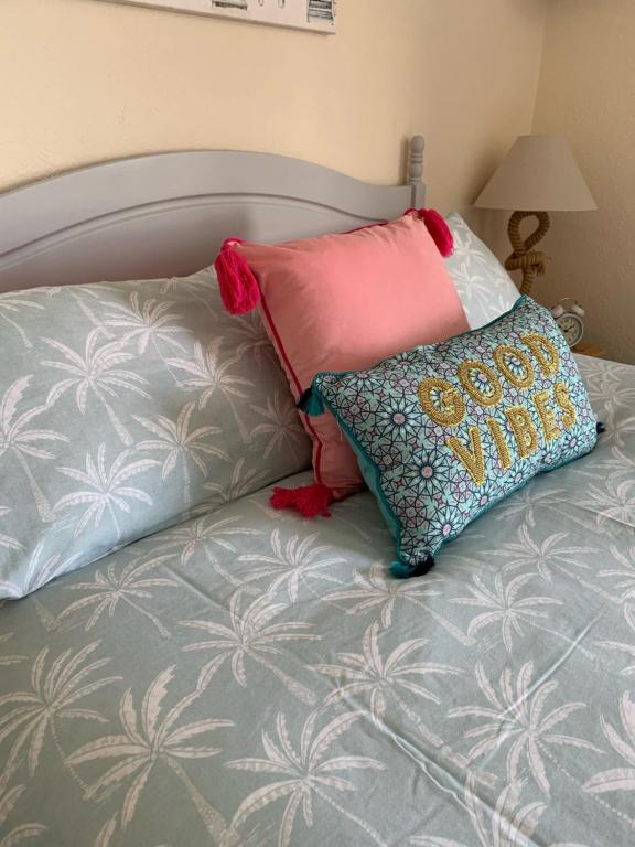 Una cama con dos almohadas encima. en Letchworth Guest House, en Weymouth