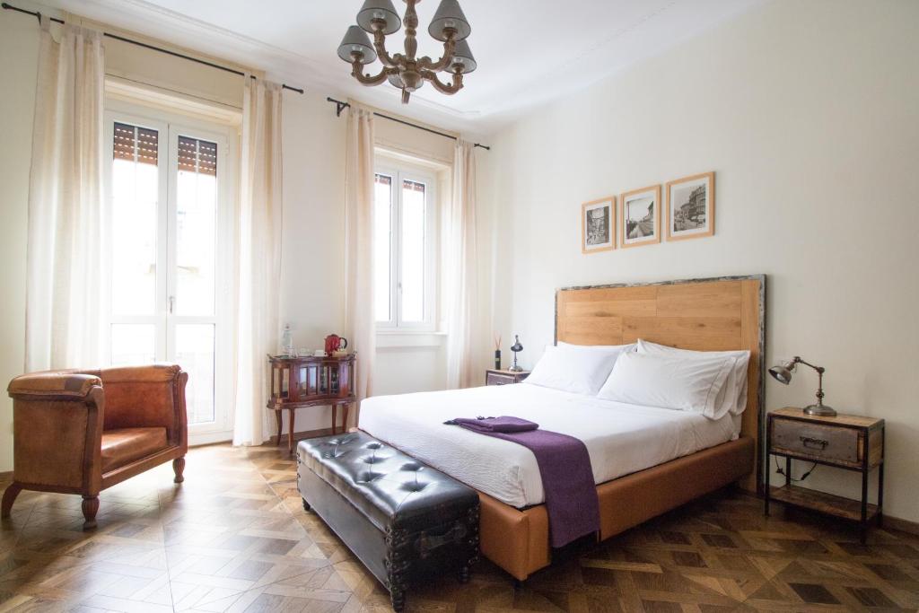 1 dormitorio con 1 cama, 1 silla y ventanas en Porta Tosa Boutique en Milán