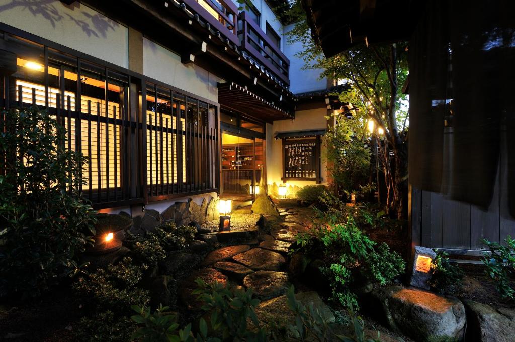 une maison asiatique avec un jardin la nuit dans l'établissement Hida Takayama Hodakaso Yamano Iori, à Takayama