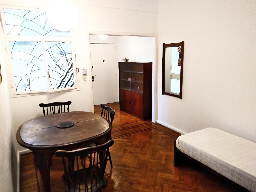 Habitación con mesa, sillas y cama en Apartamento todo entero en Buenos Aires