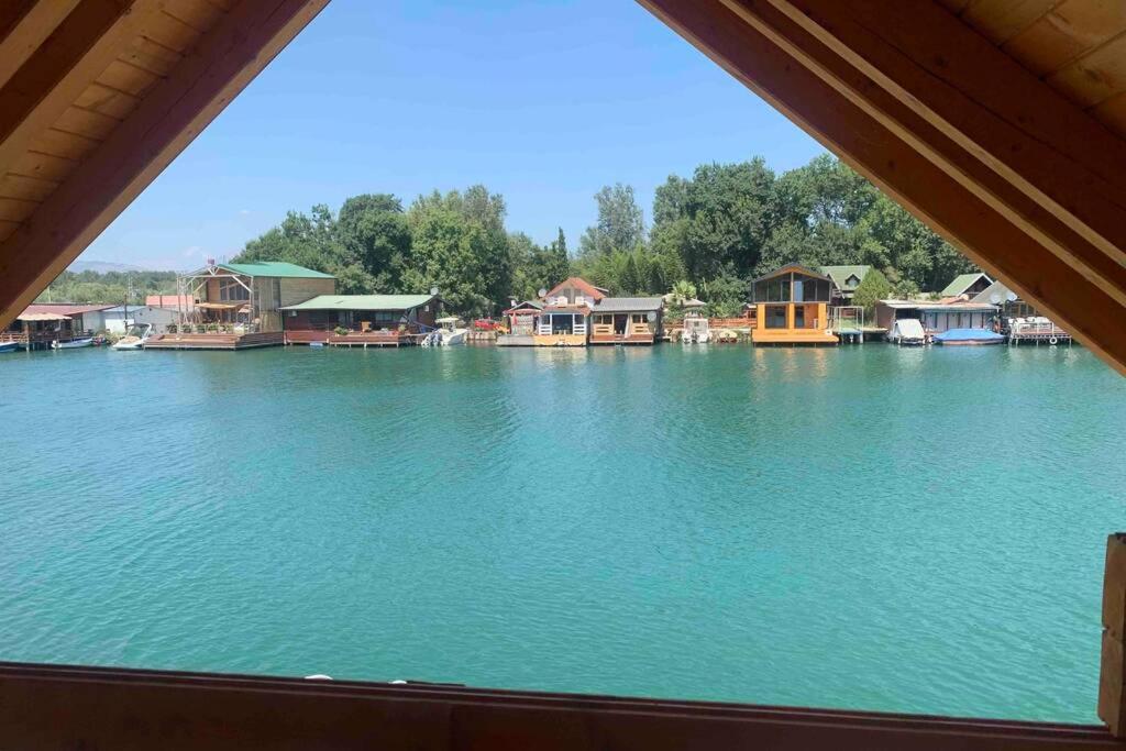 - une vue sur une grande étendue d'eau avec des maisons dans l'établissement Cheerful cabin in Ada bojana, à Ulcinj