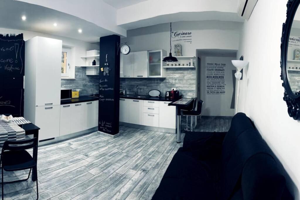 A kitchen or kitchenette at Very House