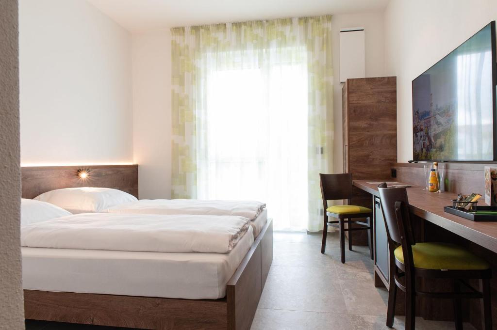 Postel nebo postele na pokoji v ubytování Hotel Grüne Elster