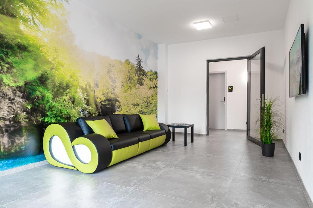 TV a/nebo společenská místnost v ubytování Hotel Grüne Elster