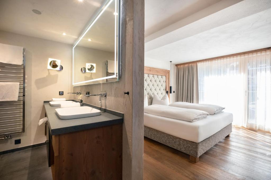 Postel nebo postele na pokoji v ubytování Hotel Sonnenhof Gerlos Centrum
