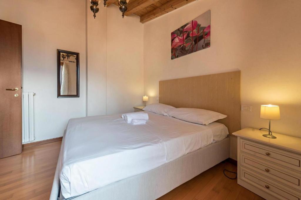 A bed or beds in a room at il borgo appartamenti con parcheggio