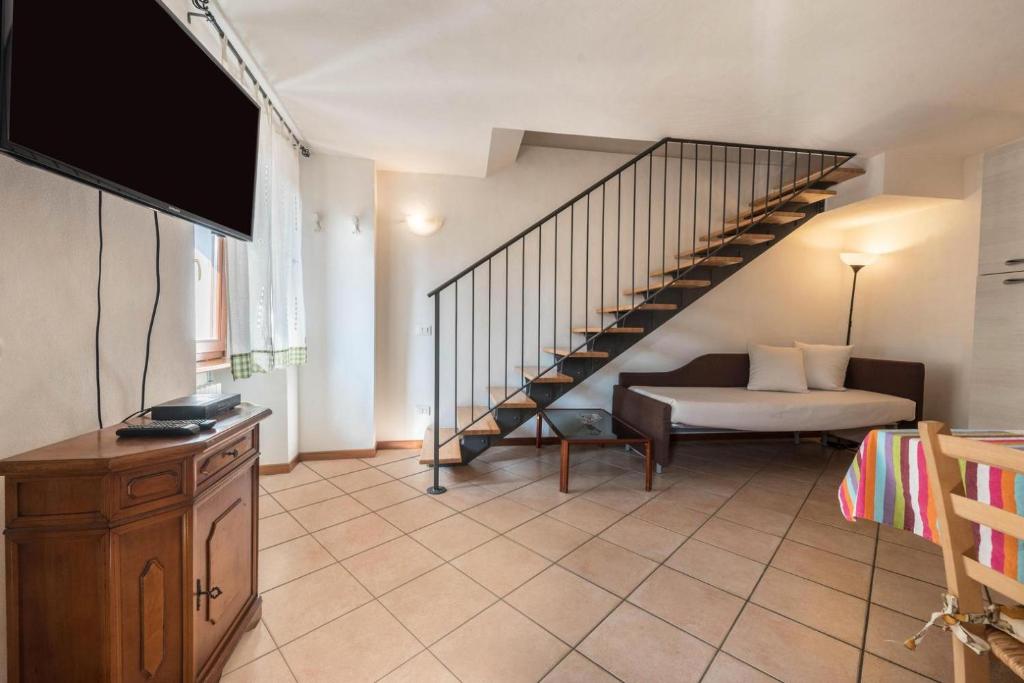 A television and/or entertainment centre at il borgo appartamenti con parcheggio
