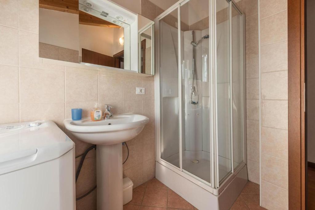 A bathroom at il borgo appartamenti con parcheggio