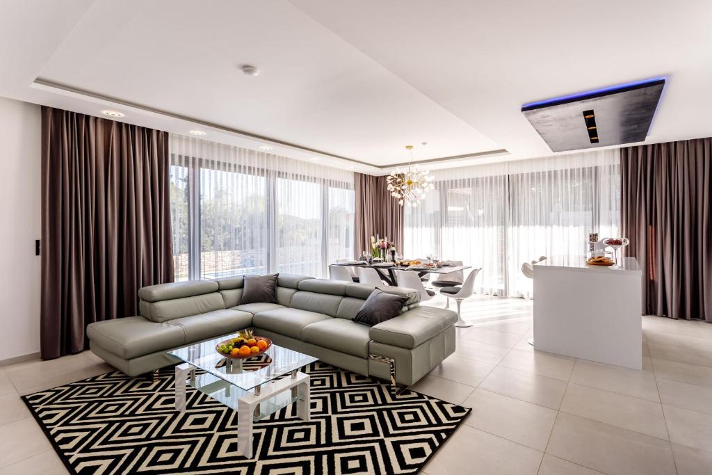 Posedenie v ubytovaní Villa Skyline- near beach and city center with heated pool