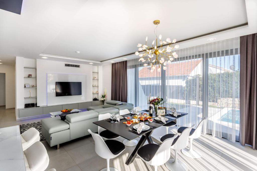 Posedenie v ubytovaní Villa Skyline- near beach and city center with heated pool