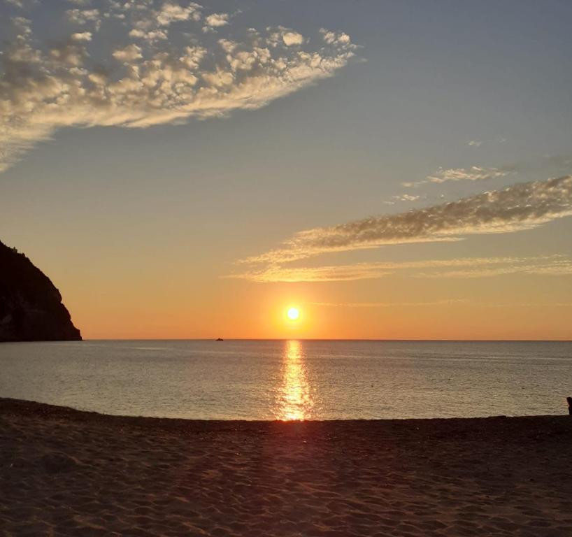 um pôr do sol na praia com o pôr do sol em Agata Suite em Ischia