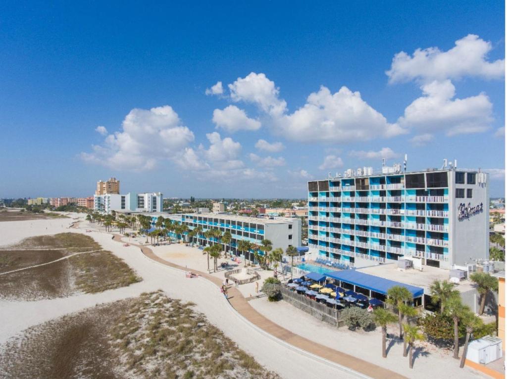 Blick auf ein großes Hotel und einen Strand in der Unterkunft Bilmar Beach Resort in St Pete Beach