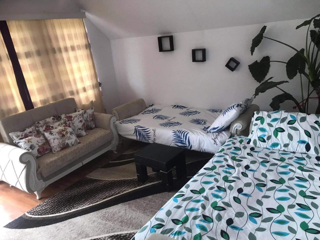מיטה או מיטות בחדר ב-Villat Pqrku i Lqenit