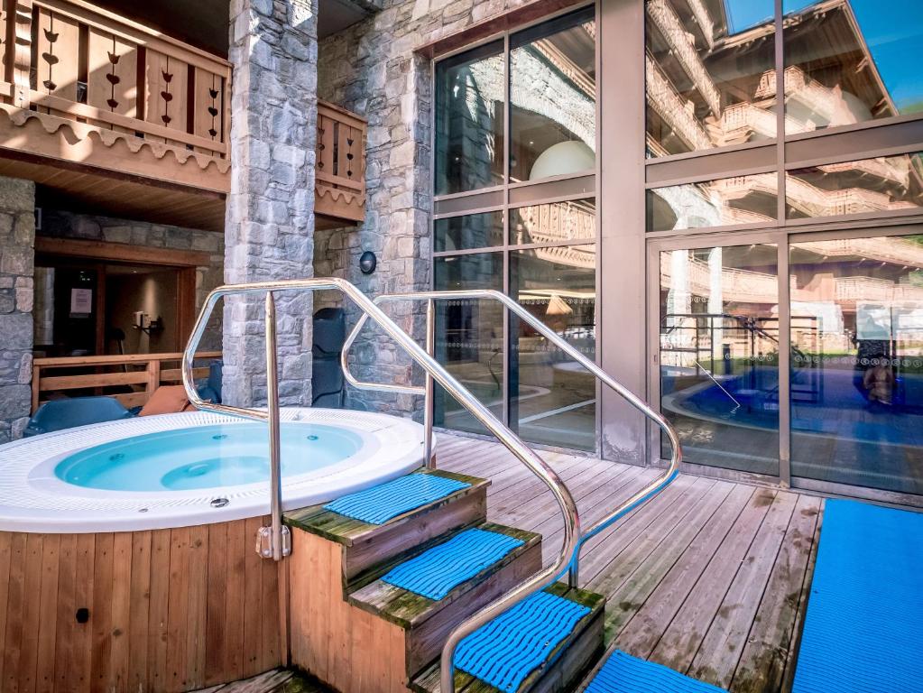 Бассейн в Résidence Pierre & Vacances Premium L'Hévana или поблизости