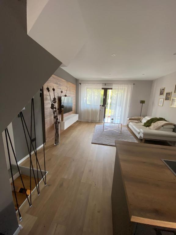 een woonkamer met een bank en een tafel bij Luxusferienhaus mit Blick ins Grüne in Contwig