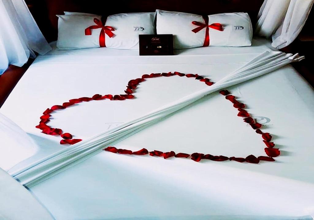 Uma cama ou camas num quarto em David Plaza Hotel