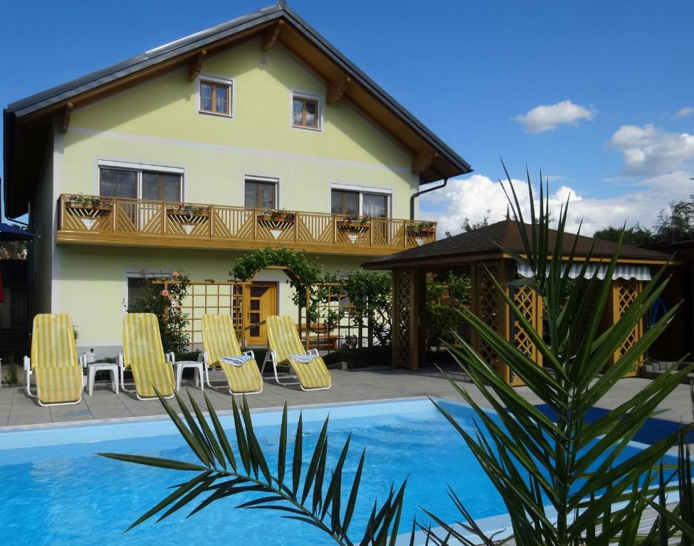 una casa con piscina frente a una casa en Pension Scherwirt, en Graz