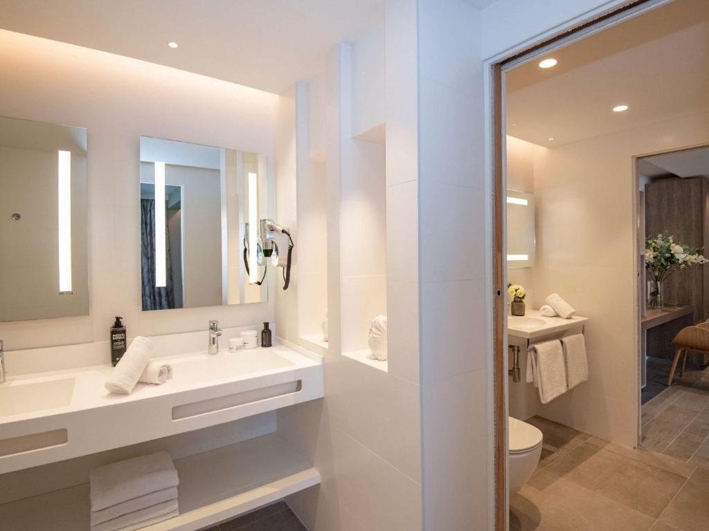 a bathroom with a sink and a toilet and a mirror at ibis Styles Beaulieu sur Mer in Beaulieu-sur-Mer