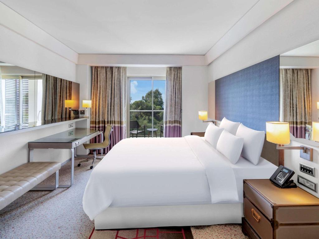 Postel nebo postele na pokoji v ubytování Rixos Premium Belek - The Land of Legends Access