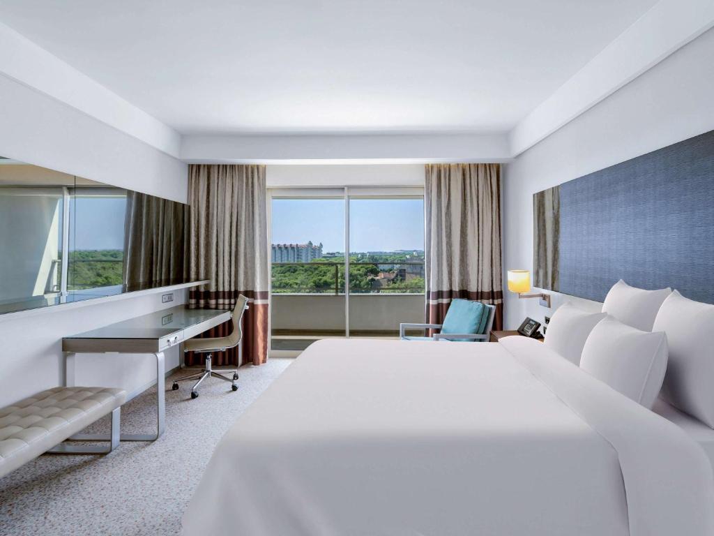 Postel nebo postele na pokoji v ubytování Rixos Premium Belek - The Land of Legends Access