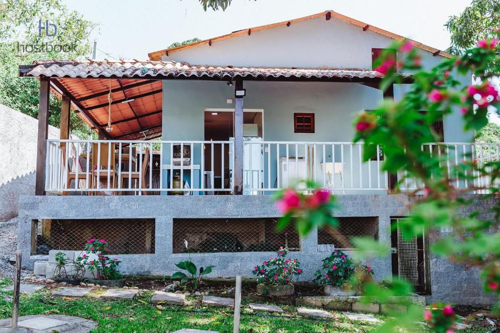 a house with a porch and a balcony at Casa próxima a praia do pecado - WIFI 200MB - TV Smart - 2 Quartos - Cozinha equipada - Churrasqueira - Pet friendly - Quintal in Macaé