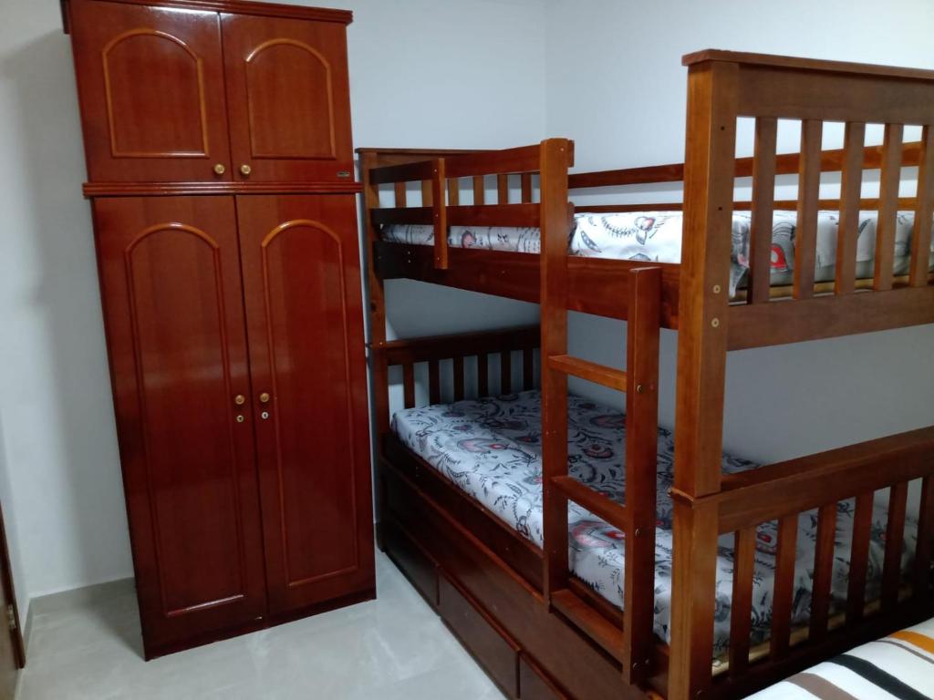 Cette chambre dispose de lits superposés et d'une commode. dans l'établissement Casa Beira Rio Xingó, à Canindé de São Francisco