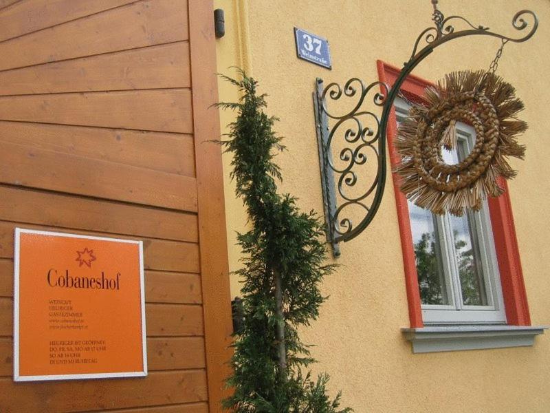 una señal en el lado de un edificio con un árbol de Navidad en Cobaneshof, en Gobelsburg