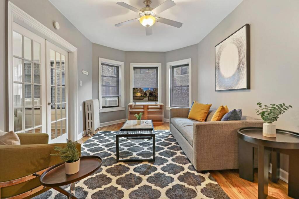 Apartment Center of Boystown near Parking & Supermarket 2BR