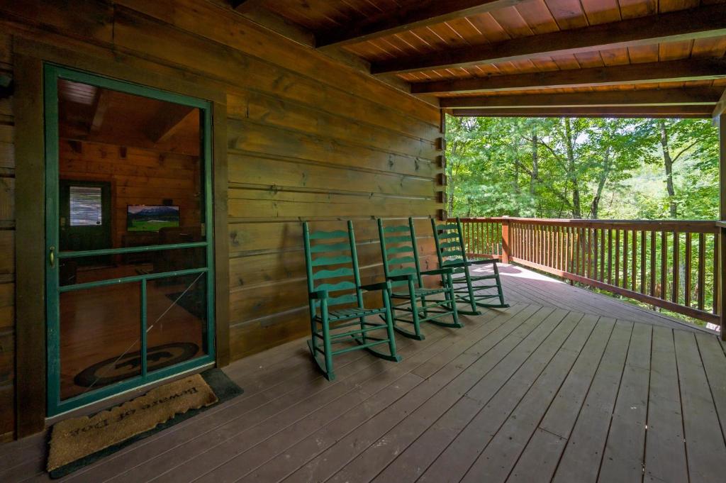 Balkón nebo terasa v ubytování GYPSY ROAD - Privacy! Log Cabin with Hot Tub, WiFi, DirecTV and Arcade