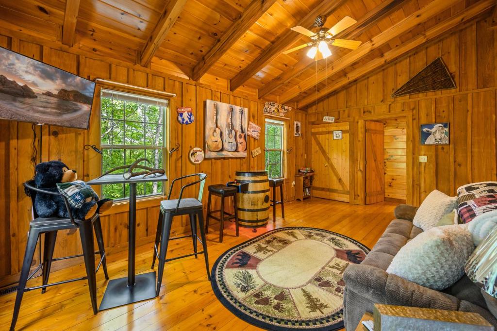 Posezení v ubytování GYPSY ROAD - Privacy! Log Cabin with Hot Tub, WiFi, DirecTV and Arcade