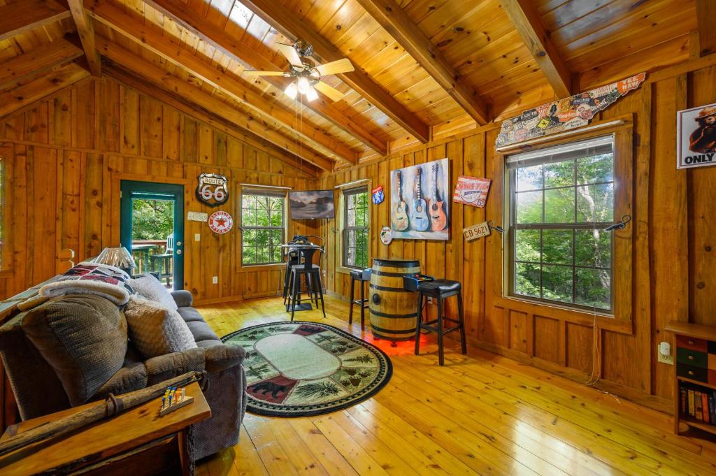 Posezení v ubytování GYPSY ROAD - Privacy! Log Cabin with Hot Tub, WiFi, DirecTV and Arcade
