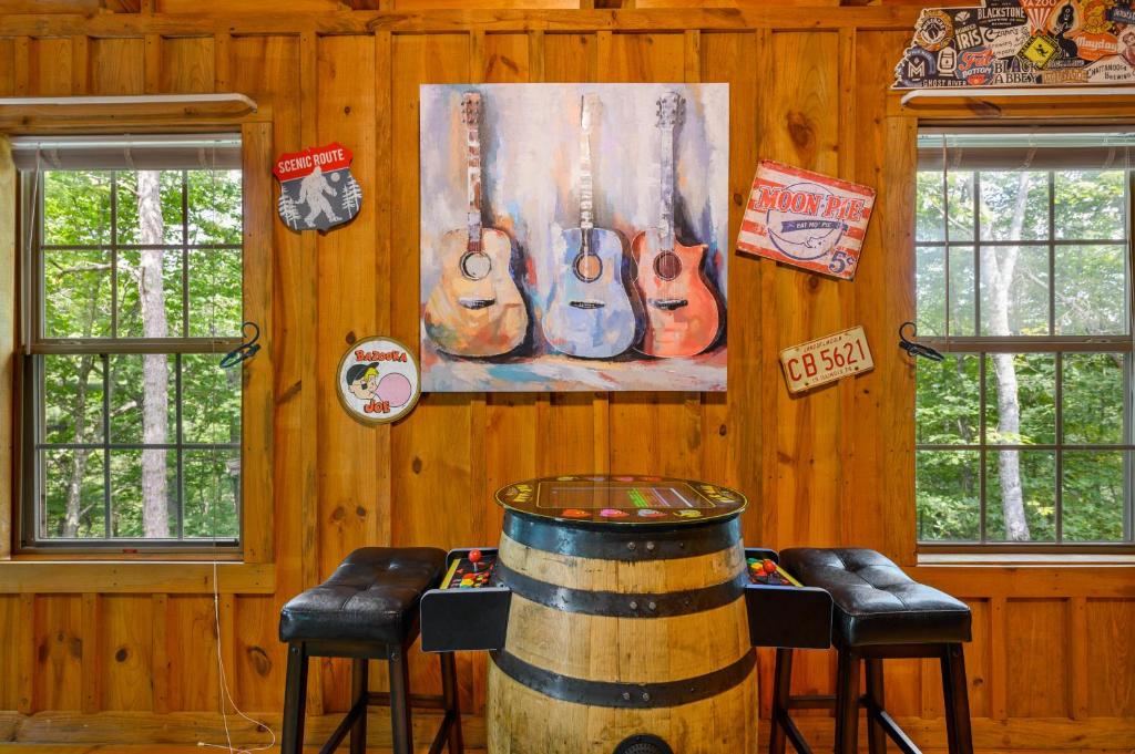 Fotografie z fotogalerie ubytování GYPSY ROAD - Privacy! Log Cabin with Hot Tub, WiFi, DirecTV and Arcade v destinaci Sevierville