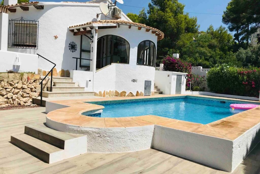 une maison avec une piscine en face d'une maison dans l'établissement Villa Moraira Casa Toro 6 p avec piscine privée, à Teulada