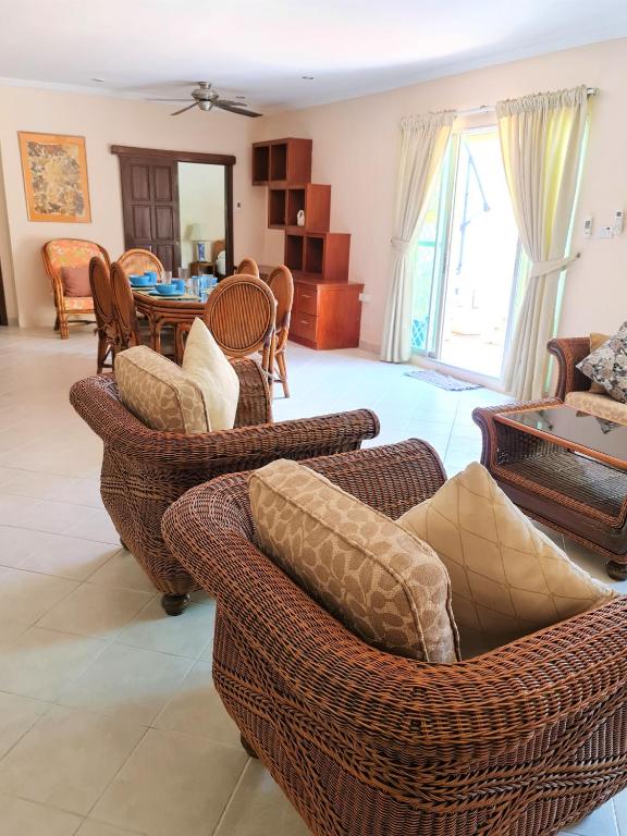 BUTTERFLY GARDEN BOUTIQUE RESIDENCE by Luxury View EX LG Apts and Villas, A Lifestyle Destination 1 to 3 bedroom units 110 to 190 sqmtr, 2 FULL Bathrooms, Rain shower, Complete kitchen, FREE Fast Fiber WIFI, 55\ - Resim 19