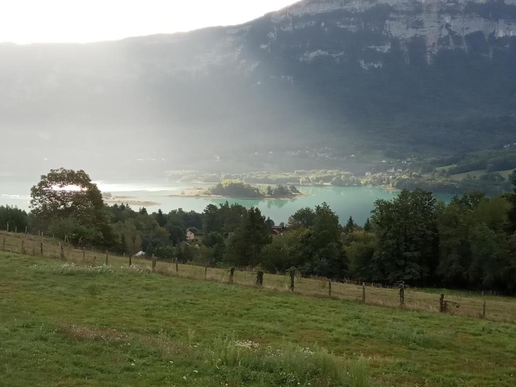 - une vue sur un lac depuis un champ dans l'établissement SOUKAVATi TOUSBHITA AKANISHTA KEAJRA, à Dullin