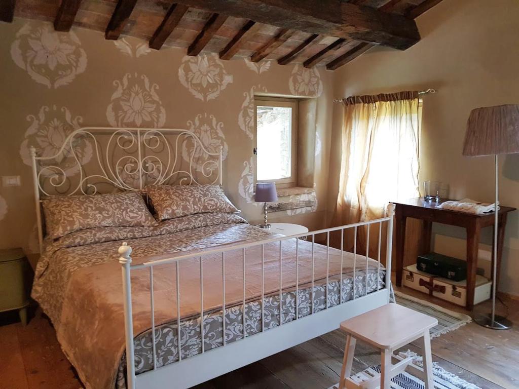 a bedroom with a bed and a table and a window at TERRALUNA Villa Vacanze San Leo - San Marino in San Leo