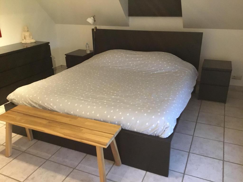 Postel nebo postele na pokoji v ubytování casa matteo de haan Grote straat 152