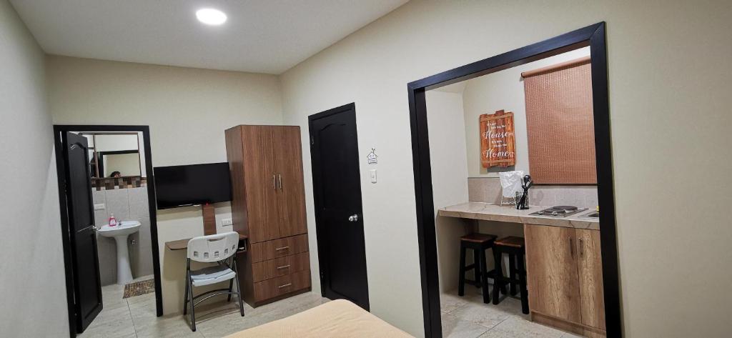 Cette chambre comprend une salle de bains pourvue d'un lavabo et d'un miroir. dans l'établissement Habitación B independiente para parejas o ejecutivos, à Manta