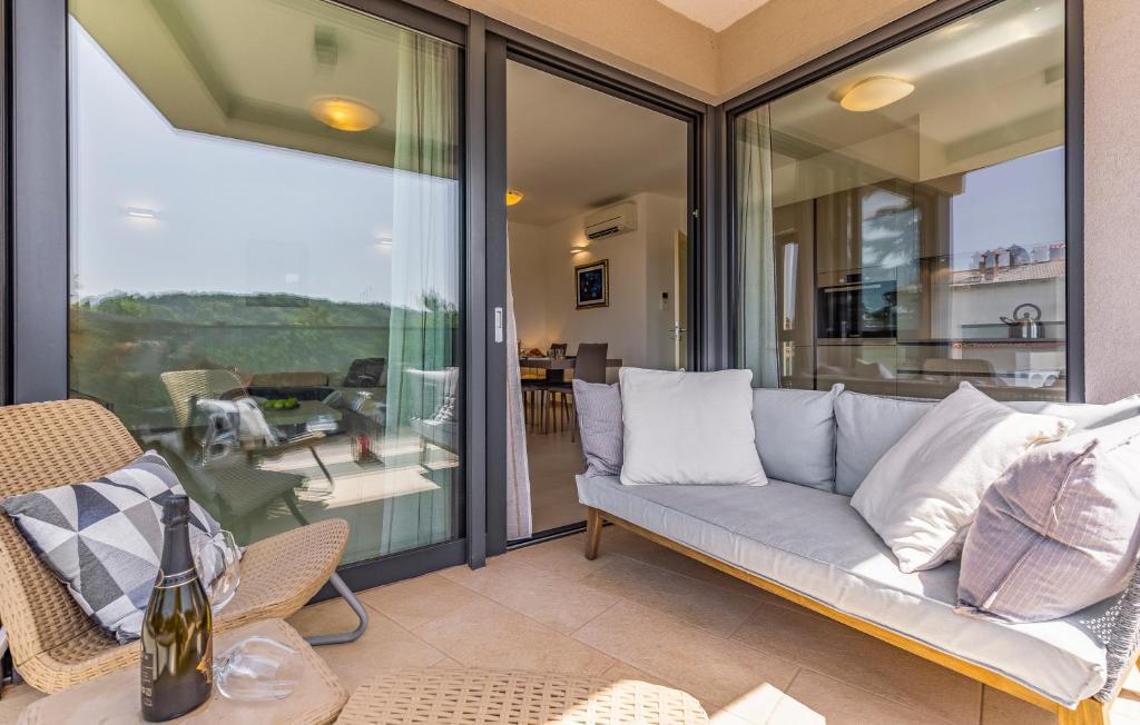 ein Wohnzimmer mit einem Sofa auf einer Terrasse in der Unterkunft Paradiso Luxury Apartment, Rovinj in Rovinj