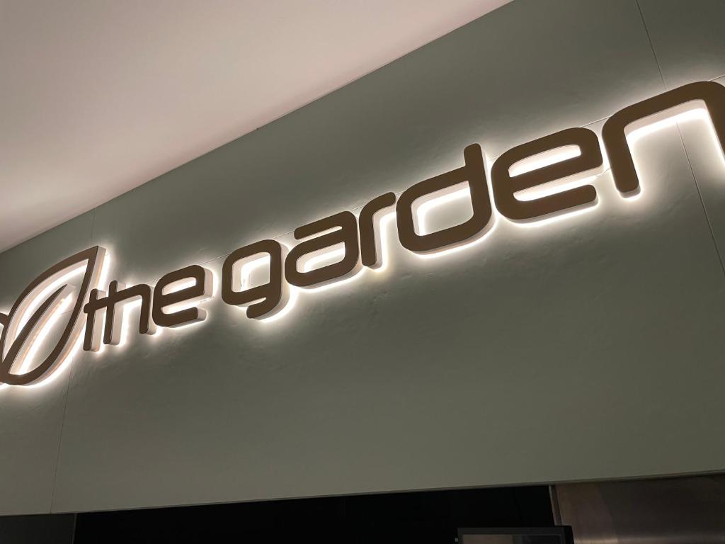 Сертификат, награда, вывеска или другой документ, выставленный в The Garden