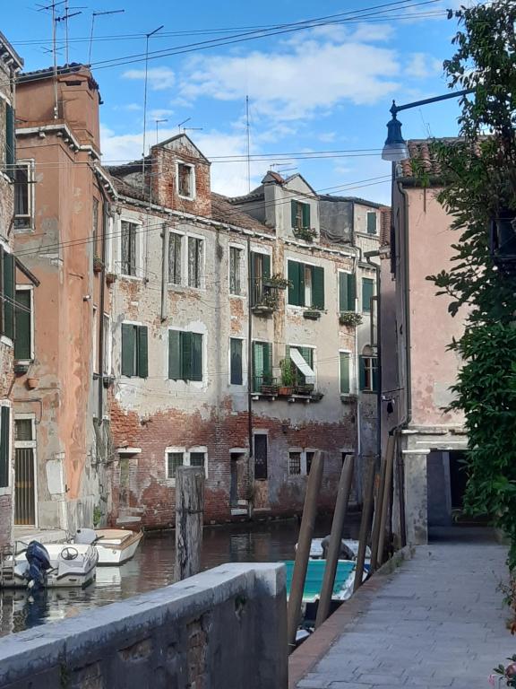 grupa budynków w kanale w obiekcie Residenza Campo Ruga w Wenecji